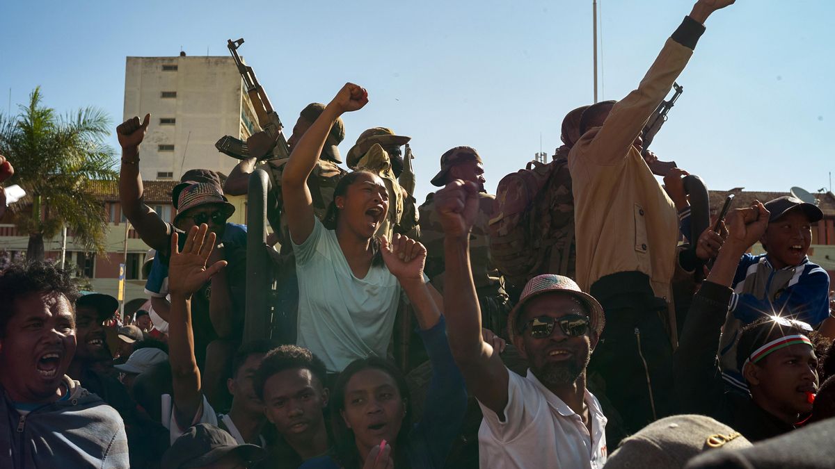 Los manifestantes aplauden mientras los miembros del ejército se dirigen a ellos en Antananarivo, Madagascar, 14 de octubre de 2025. El presidente de Madagascar, Andry Rajoelina, ha confirmado que ha huido del país durante una dirección a la nación en las redes sociales después de que una unidad militar de élite, CAPSAT, se uniera a los manifestantes durante el fin de semana. Los miembros del Parlamento en la Asamblea Nacional han votado para destituir al presidente Andry Rajoelina. (Protestas) EFE/EPA/HENITSOA RAFALIA