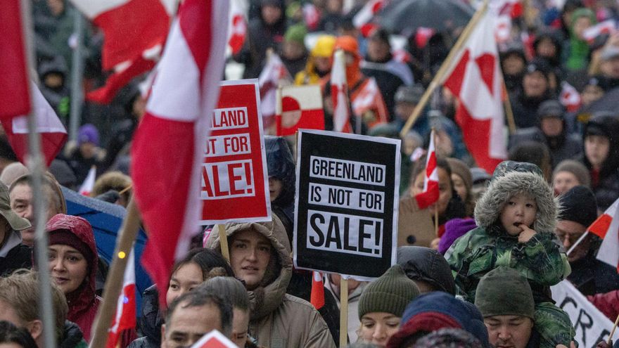 Personas se manifiestan durante una protesta este sábado, en Nuuk (Groenlandia). EFE/ Julio Cesar Rivas