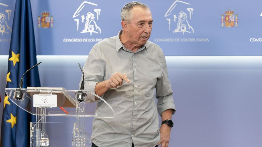 El portavoz de Compromís en el Congreso, Joan Baldoví, interviene en una rueda de prensa anterior a una Junta de Portavoces en el Congreso de los Diputados, a 26 de octubre de 2021, en Madrid, (España).