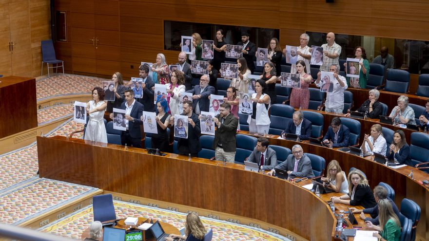 Diputados de Más Madrid muestran imágenes de periodistas de Gaza asesinados, durante el segundo día del Debate sobre el Estado de la Región, en la Asamblea de Madrid.