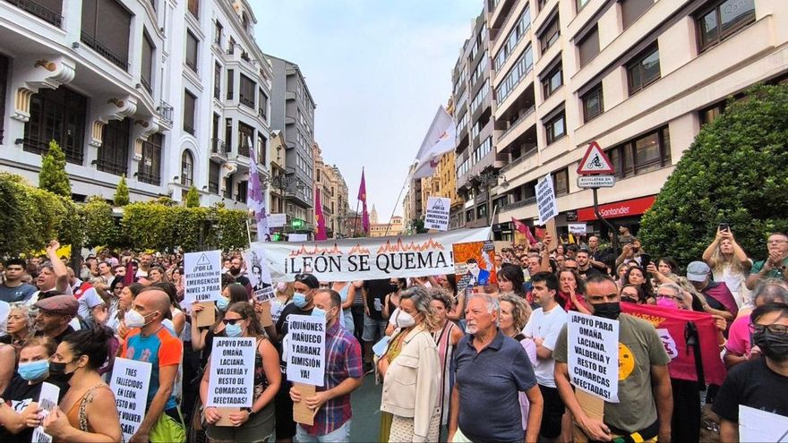 Multitudinaria concentración en León para exigir la emergencia nacional por los incendios y la dimisión de responsables de la Junta