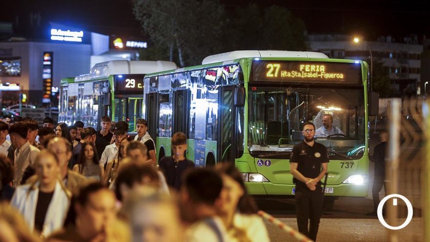 Piden más autobuses para ir a la feria y evitar "esperas de más de una hora"