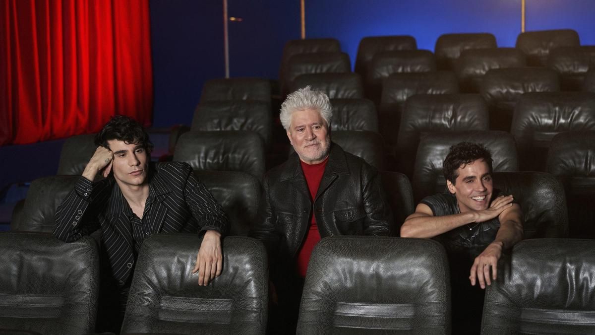 Javier Calvo, Pedro Almodóvar y Javier Ambrossi posan en una imagen promocional de 'Pedro x Javis'