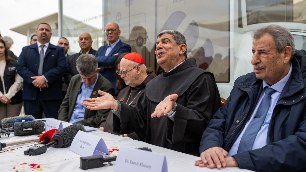 El monje franciscano Ibrahim Faltas habla a los medios en la presentación del papamóvil junto al cardenal Arborelius y al doctor Ramzi Khoury, presidente del Fondo Nacional Palestino.
