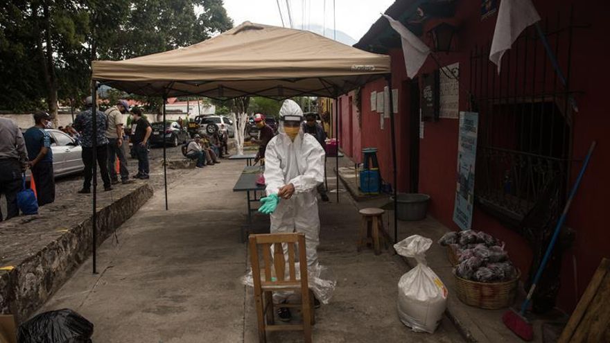 Mientras en Guatemala las autoridades contabilizan 10.272 casos positivos de COVID-19 y 399 fallecidos, en Costa Rica han registrado 1.796, de los cuales 12 han muerto.