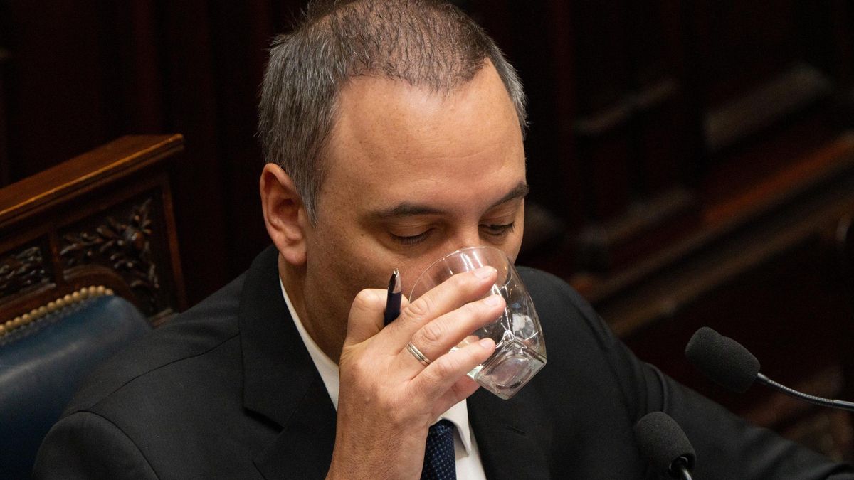 Manuel Adorni hizo un esfuerzo para no pisar el palito durante el informe de gestión