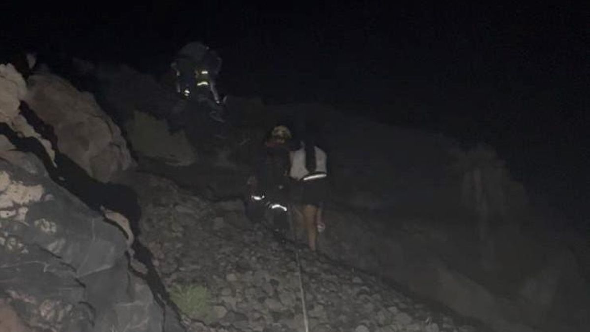 Los bomberos rescatan a un joven atrapado en un acantilado en la costa de Fuentaliente