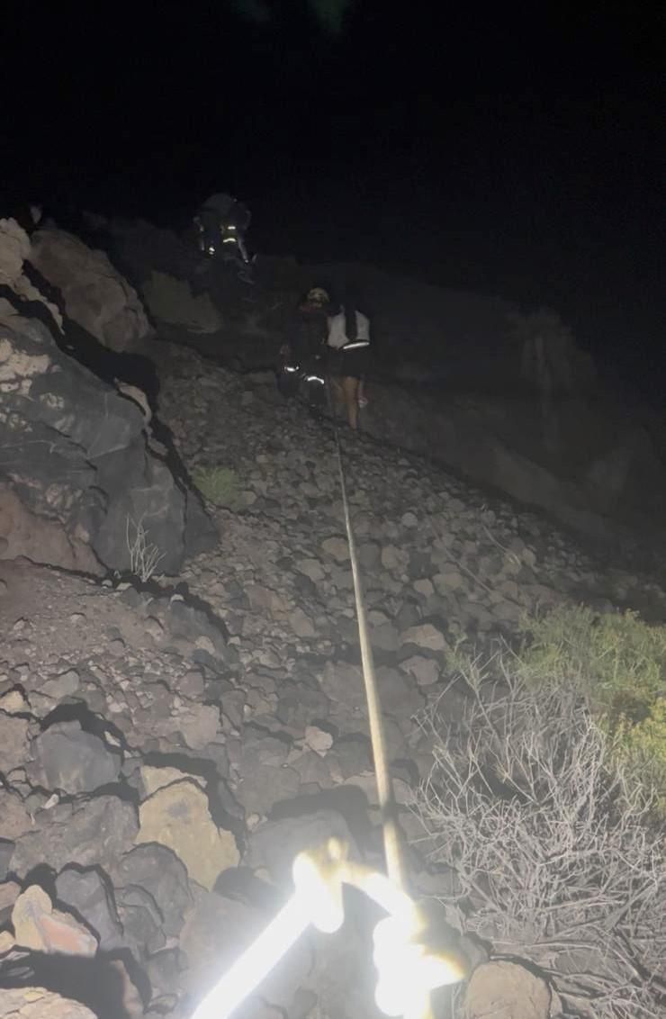 Rescate  de efectivos de Bomberos La Palma del Parque Laguna en un acantilado de la costa de Fuencaliente.