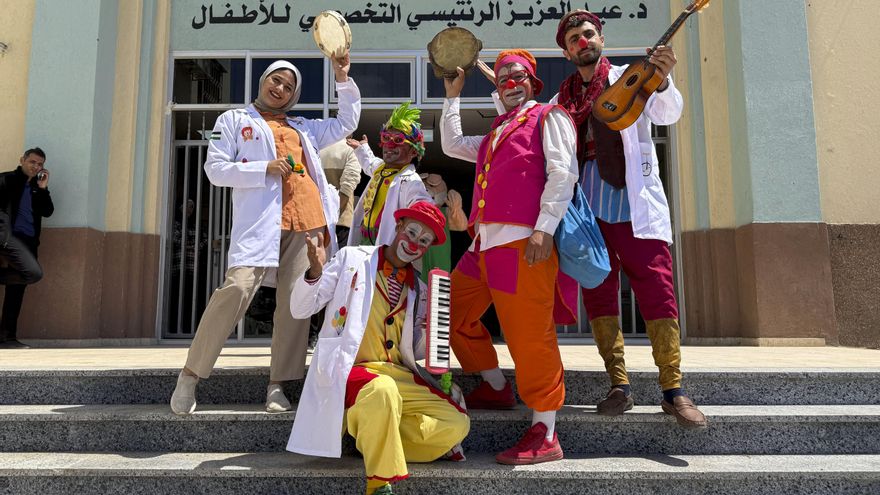 Payasos llevan música a los hospitales de Gaza para acallar el sonido de la guerra