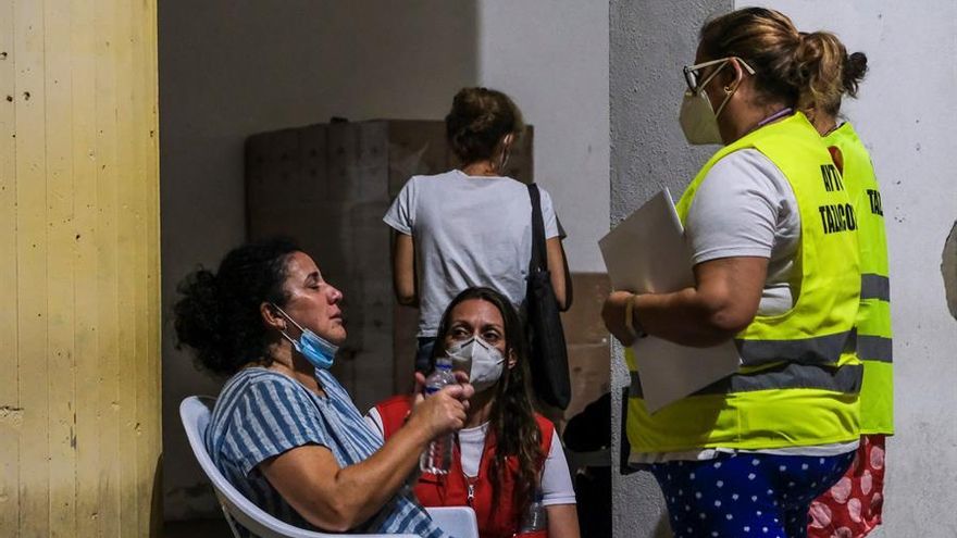 Muchos de los vecinos de Tazacorte fueron concentrados en el polideportivo del municipio, a donde también se han trasladado los pocos muebles que han podido sacar. EFE/Ángel Medina G.