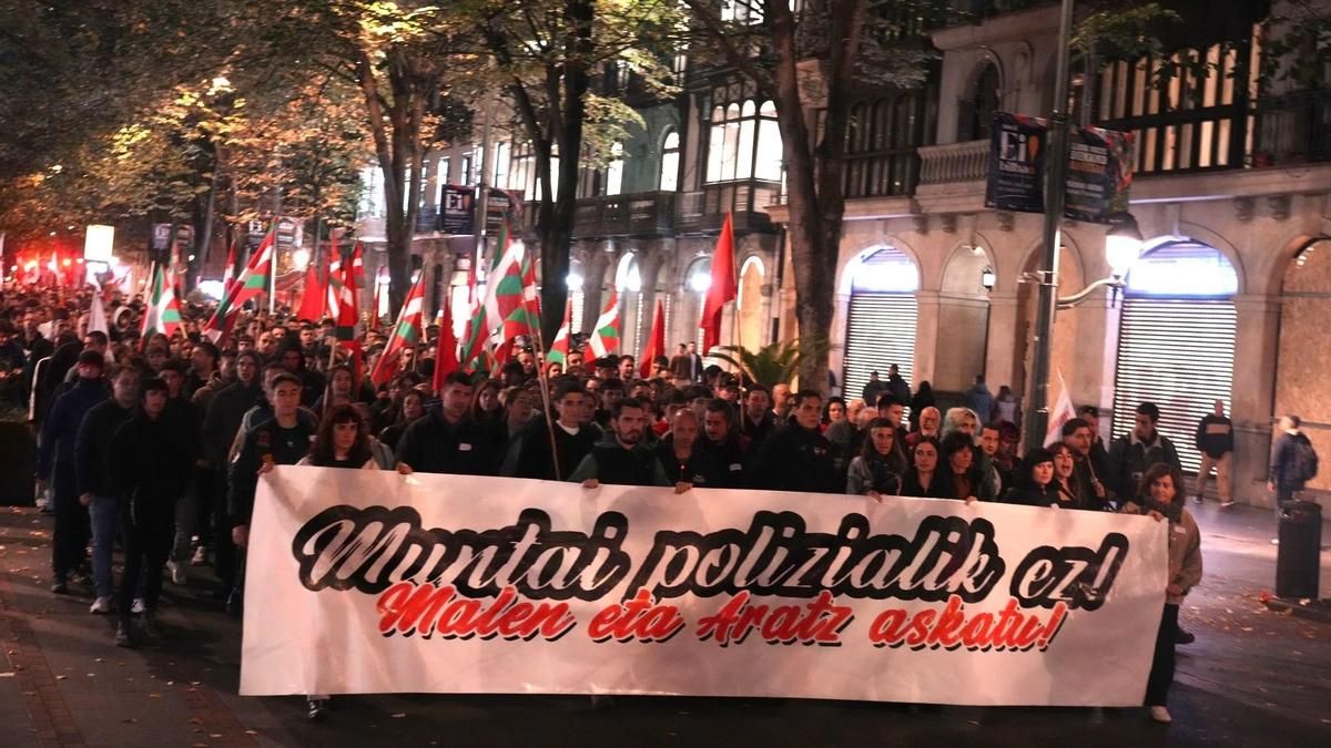 Cientos de personas marchan en Bilbao para exigir la libertad de los dos acusados de terrorismo