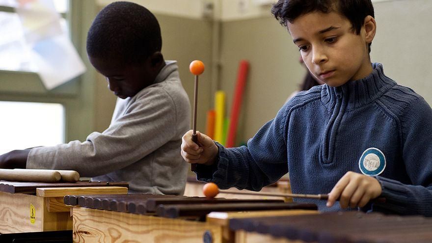 Alumnos de la escuela Santa Eugenia, en Girona, durante una clase de xilófono. / Carles Palacio