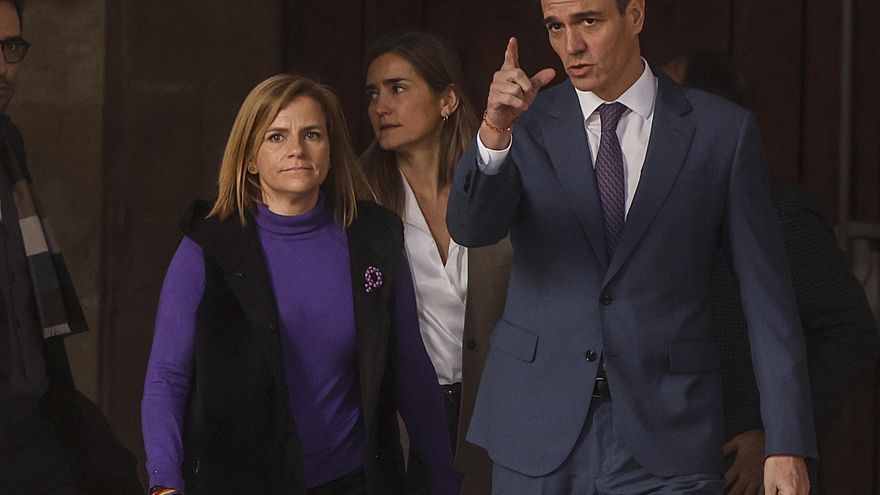 Archivo - La delegada del Gobierno en Valencia y secretaria de Igualdad del PSOE, Pilar Bernabé y el presidente del Gobierno y secretario general socialista, Pedro Sánchez, en una imagen de archivo.