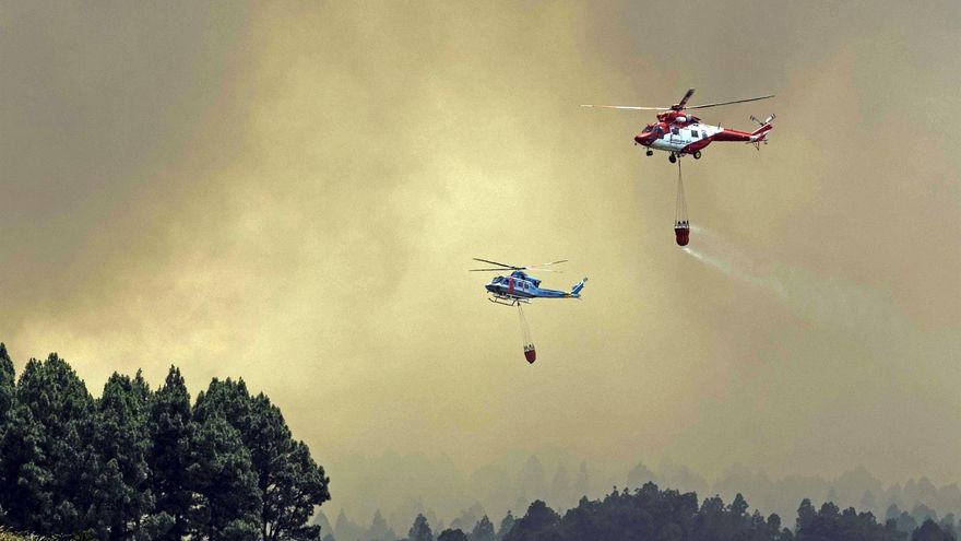 Ocho medios aéreos intervienen en la extinción del incendio forestal que se ha declarado este jueves en la zona de Los Campeches en el municipio tinerfeño de Los Realejos, en una zona de difícil acceso EFE/ Miguel Barreto