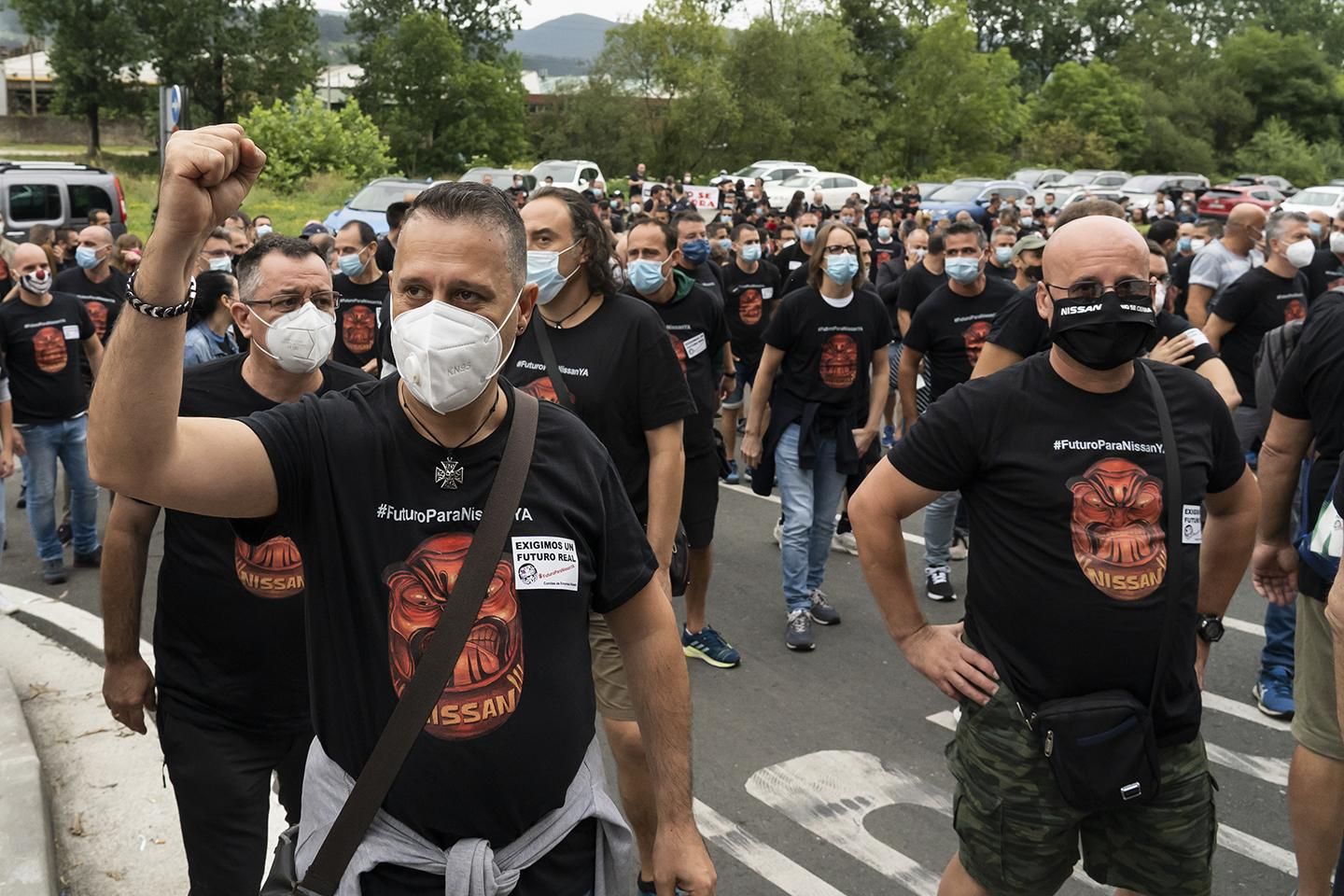 Trabajadores de Nissan en Barcelona se manifiestan en la fábrica de Los Corrales de Buelna. | JOAQUÍN GÓMEZ SASTRE