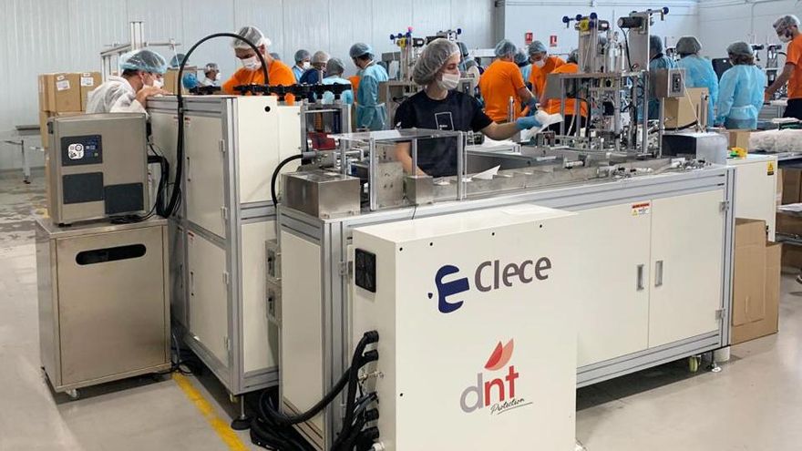 La máquina para fabricar mascarillas utilizada por la empresa.