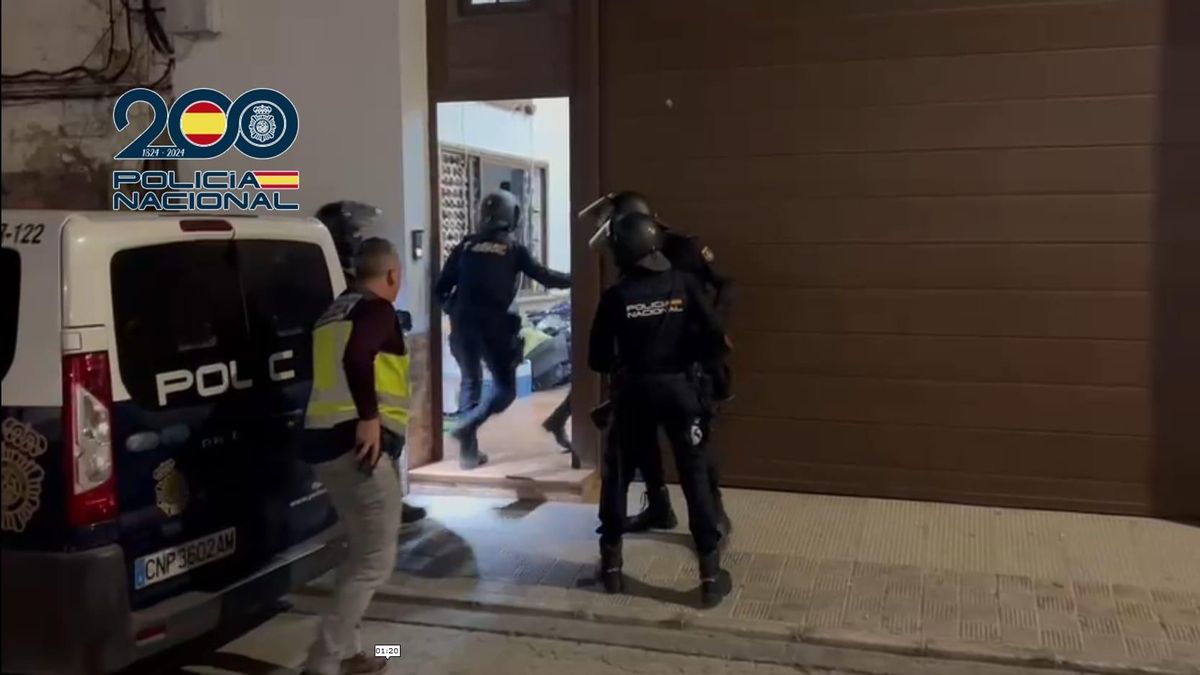 Un momento de la intervenvión de los agentes de la Policía Nacional.