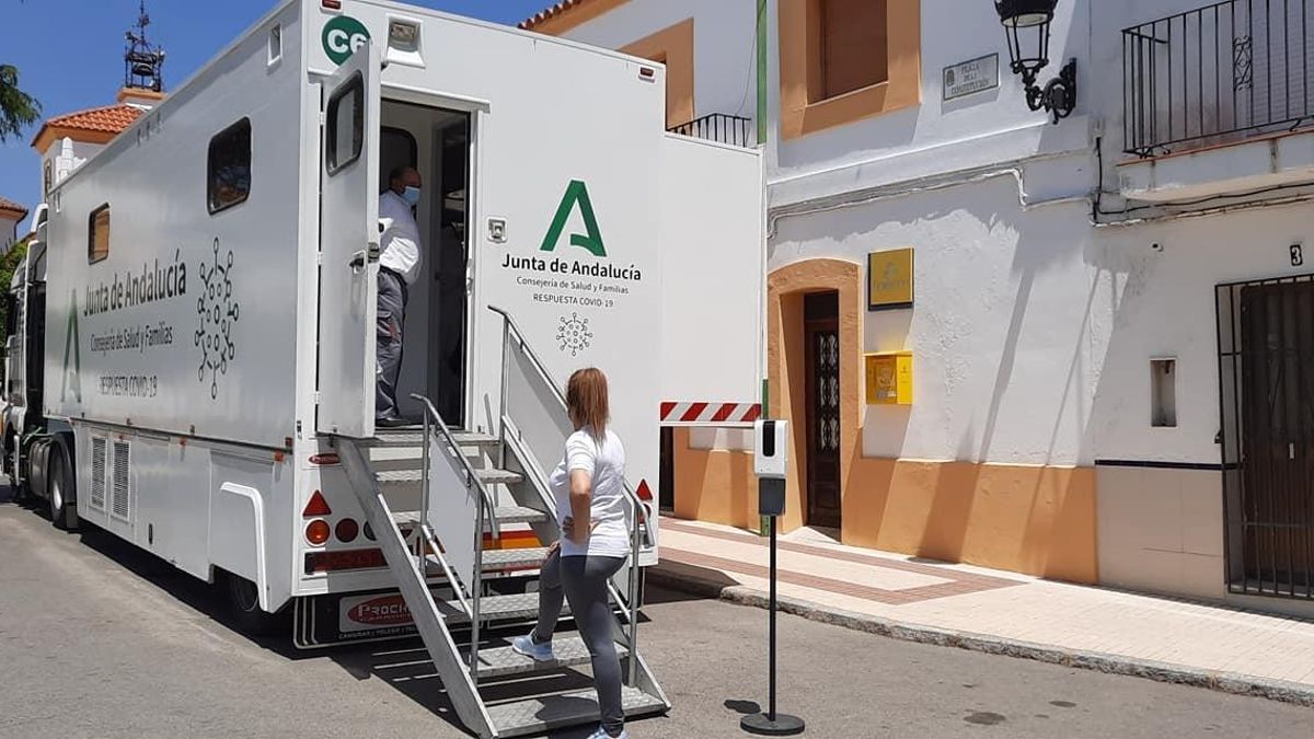 Archivo - Una mujer espera su turno para hacerse el test del Covid (archivo)