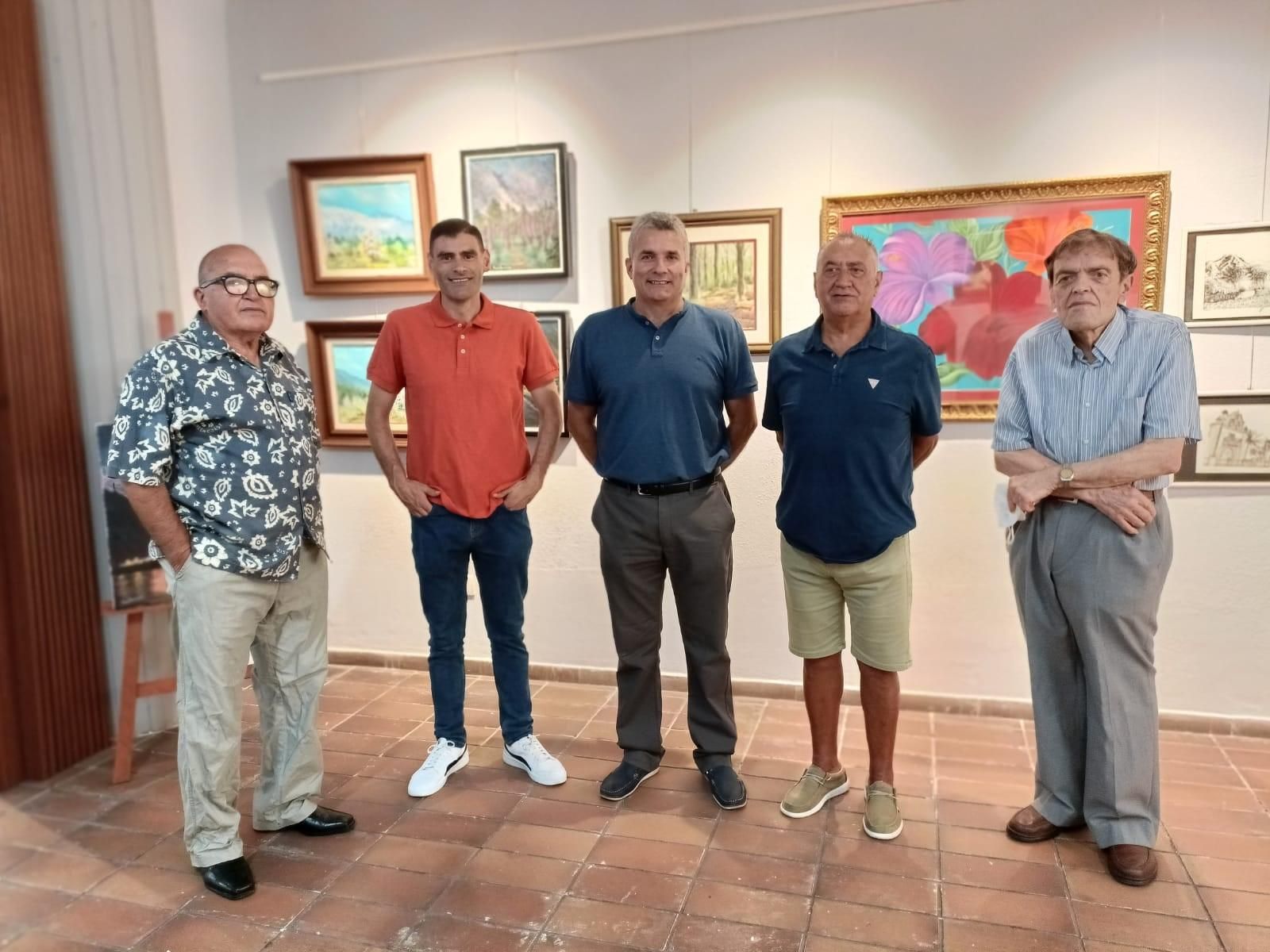 Roberto Perera Díaz con un grupo de amigos en un acto de las Fiestas del Pino. El Paso, agosto de 2022.