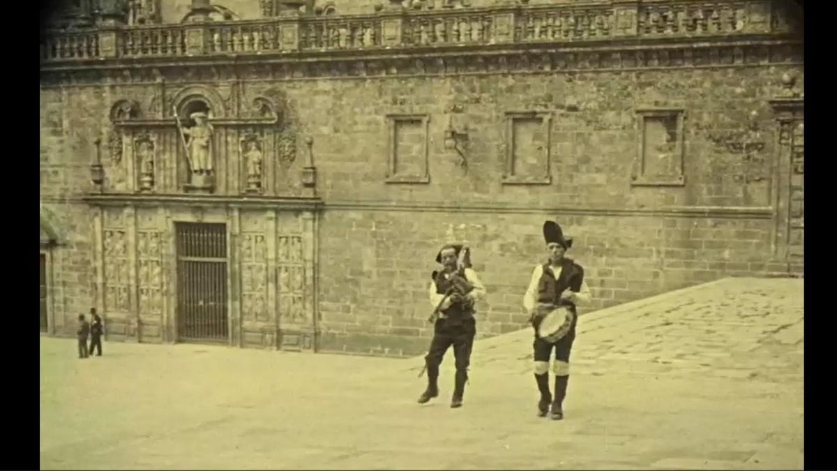 Gaiteiro y tamborileiro en la Quinta dos Vivos, en Santiago de Compostela, a finales de los años 20 del siglo XX, en un fotograma de Viaje por Galicia de Luis R. Alonso
