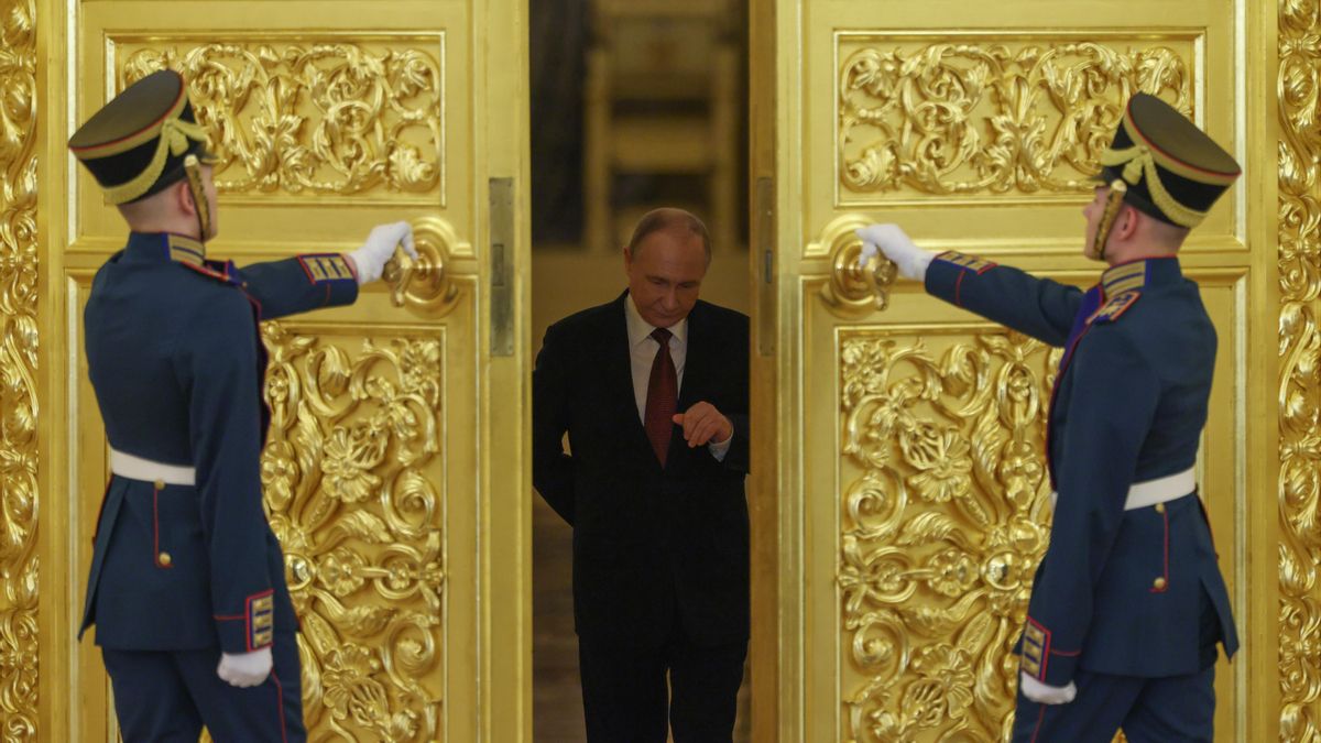 El presidente ruso, Vladímir Putin, entra en una sala durante una ceremonia.
