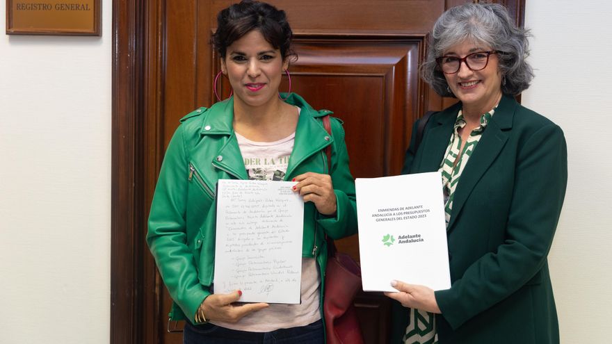 La portavoz del grupo parlamentario Adelante Andalucía, Teresa Rodríguez (i), posa con la enmienda a los presupuestos generales del Estado.