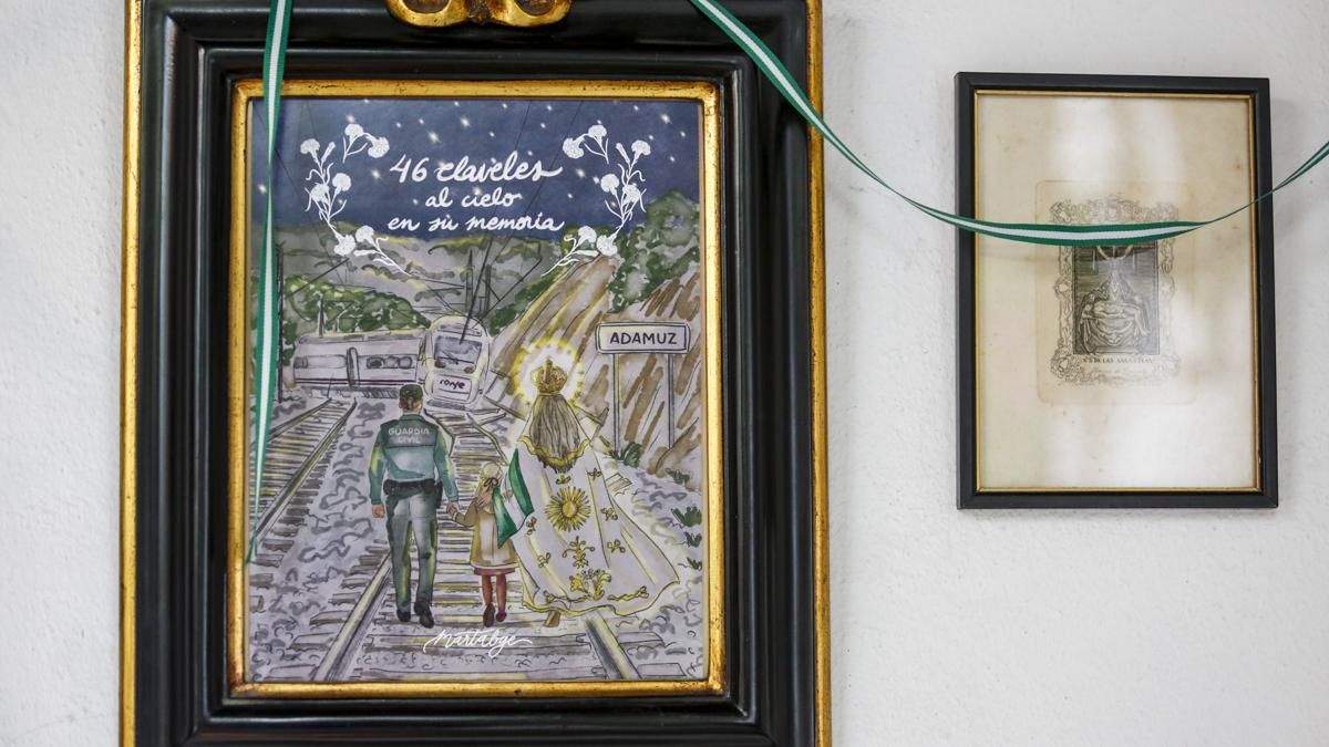 Altar a las víctimas del accidente de Adamuz en el patio de la calle Fernando Cólon, 14