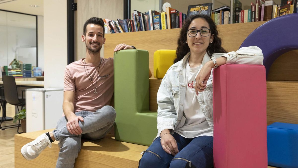 Carlota Carballo y Daniel Miranda son dos estudiantes beneficiarios del proyecto PONOS de inserción laboral de jóvenes.