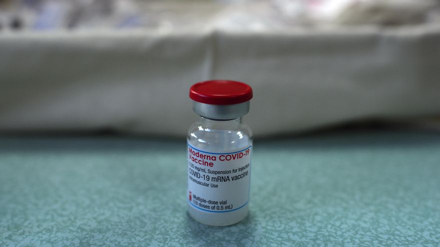 Una dosis de la vacuna de Moderna contra la covid-19, en una fotografía de archivo. EFE/Vassil Donev