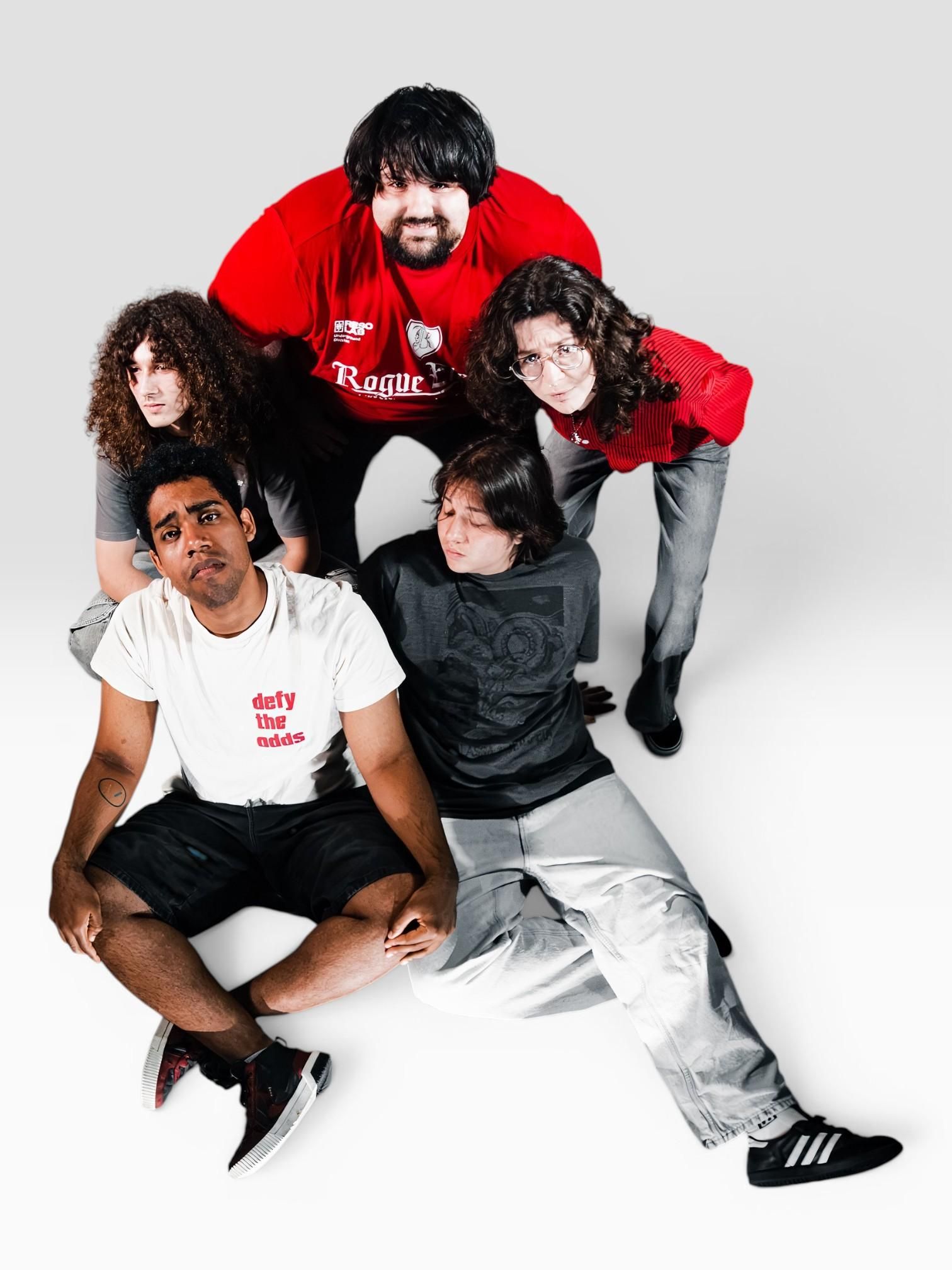 Los integrantes de Dinosaurio Meteorito, la banda de indie rock asturiana que ha irrumpido con fuerza en el panorama musical español.