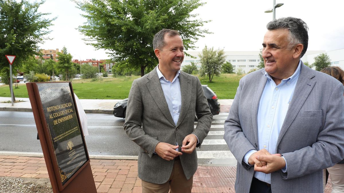 Frente al Hospital de Toledo se ha instalado una placa en la que se dedica una glorieta a los y las profesionales de la Enfermería que ha inaugurado el alcalde Carlos Velázquez y el presidente del colegio oficial, Roberto Martín