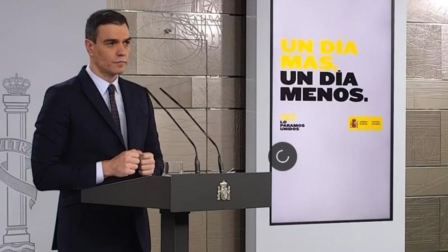 Captura de la señal institucional de Moncloa del presidente del gobierno, Pedro Sánchez, durante la rueda de prensa telemática ofrecida este sábado para informar sobre las nuevas medidas ante la actual crisis del coronavirus y a una semana del vencimiento del plazo de la segunda prórroga del estado de alarma, que vence el próximo 26 de abril, en el Palacio de la Moncloa.