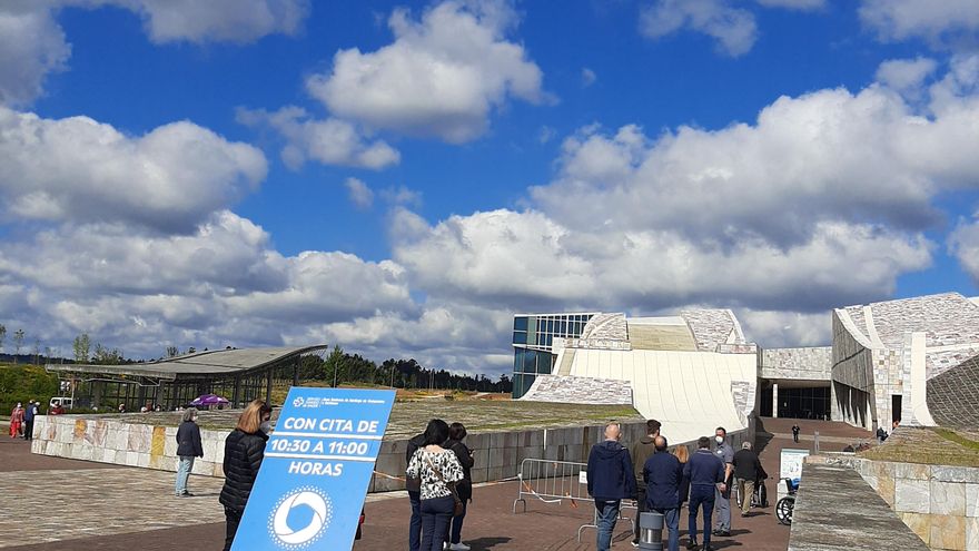 Cidade da Cultura: miles de gallegos recorren por primera vez la "visión" megalómana de Fraga reconvertida en centro de vacunación