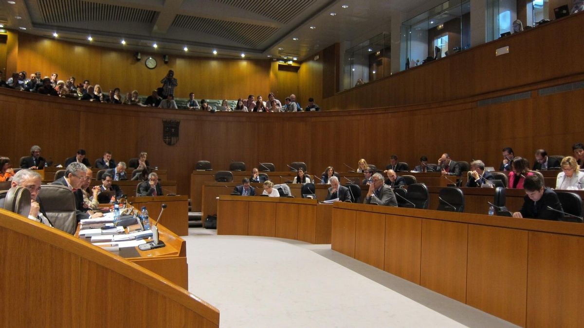 Las Cortes de Aragón aprueban la ley de lenguas propias, en la que catalán y aragonés dejan de llamarse así