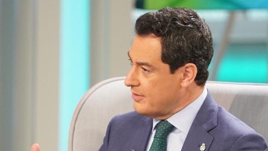 Juanma Moreno, este jueves, durante la entrevista