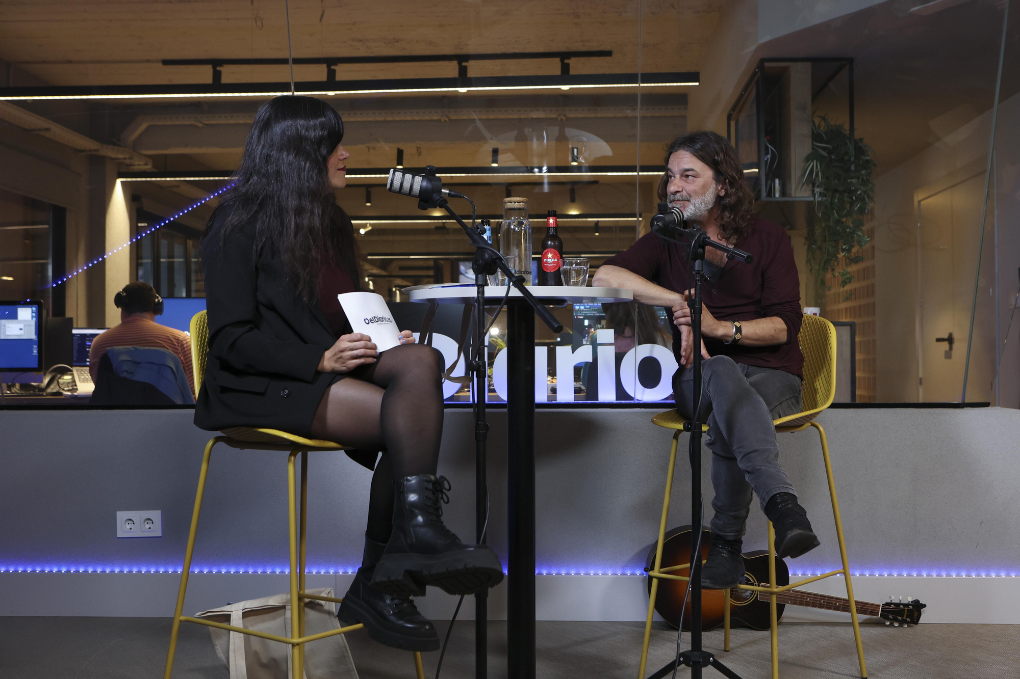 Quique González entrevistado por la redactora de Cultura de elDiario.es, Laura García Higueras