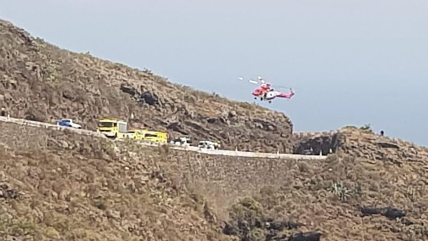 Helicóptero del GES y otros recursos de emergencias actuando en la GC-220, donde el vehículo se ha precipitado al vacío