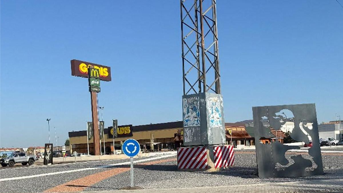 Rotonda sin árboles ni vegetación en el municipio de León.