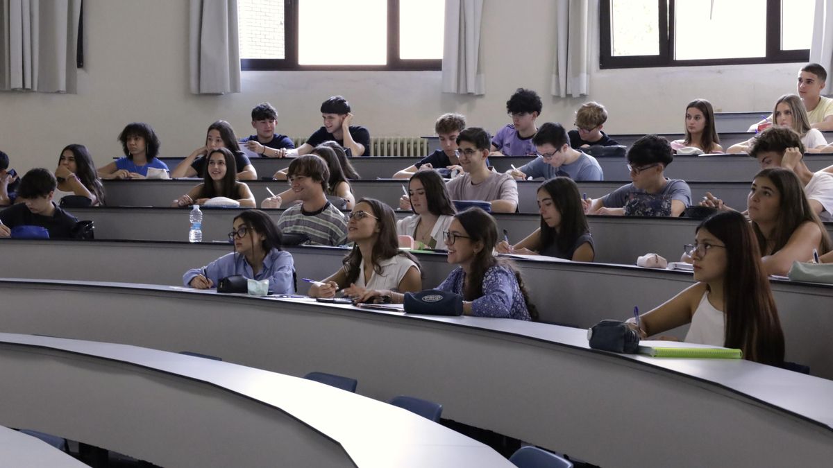 Estudiantes en el Curso 0 de Economía y Empresa de la Universidad de Zaragoza.