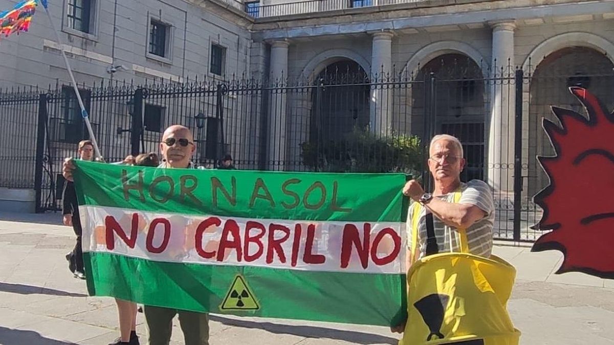Integrantes del grupo ecologista Hornasol en una protesta contra El Cabril.