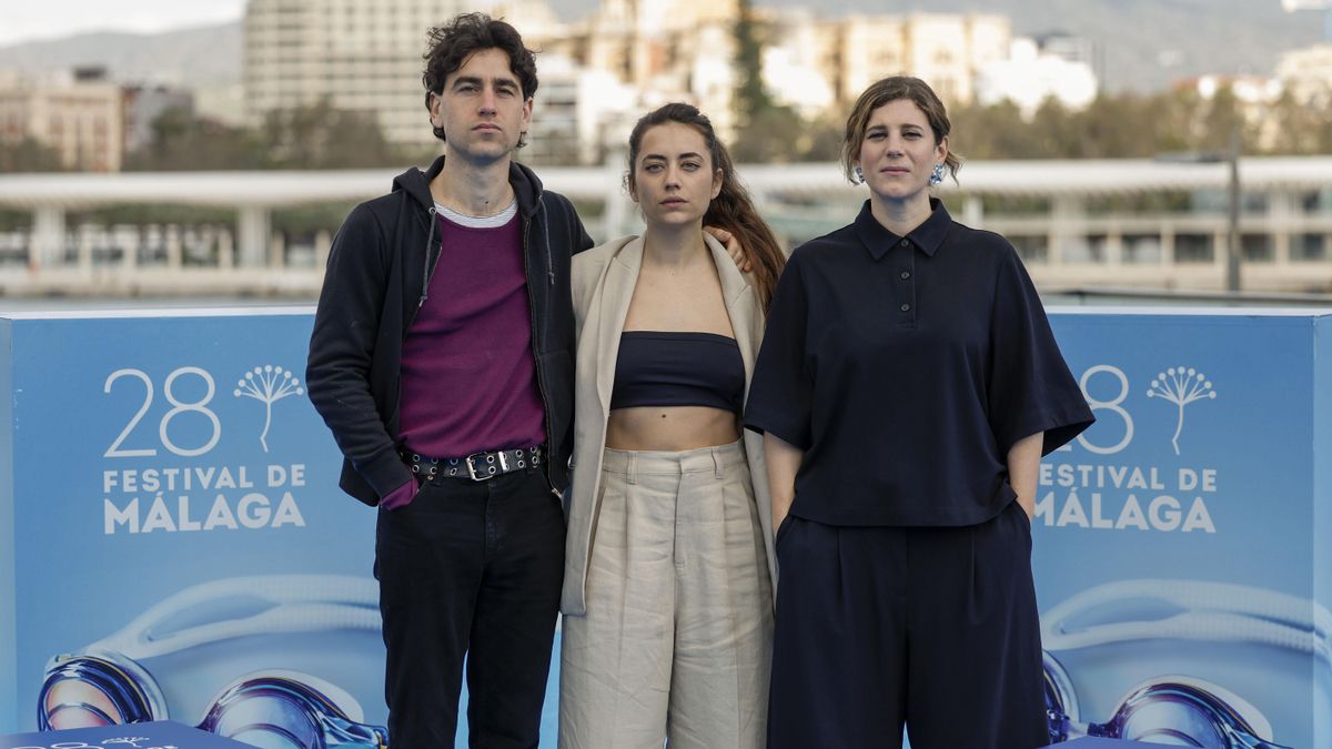 La directora de cine Gemma Blasco (c) posa junto a los actores Ángela Cervantes (d) y Álex Monner (i) en la presentación de 'La Furia