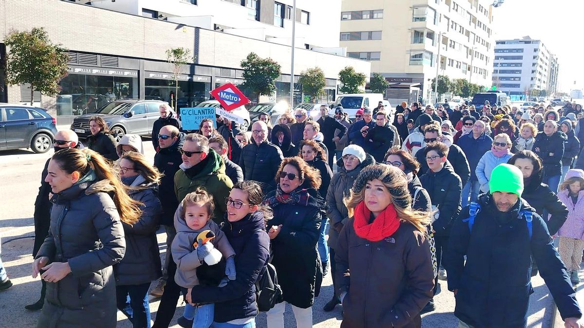 Varias personas recorren la Avenida de Miguel Delibes, en El Cañaveral, para pedir una estación de Metro propia