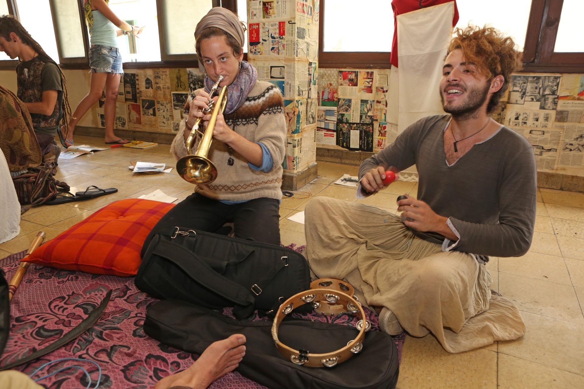 Músicos en el Centro Social La Bicicleta (ALEJANDRO RAMOS)