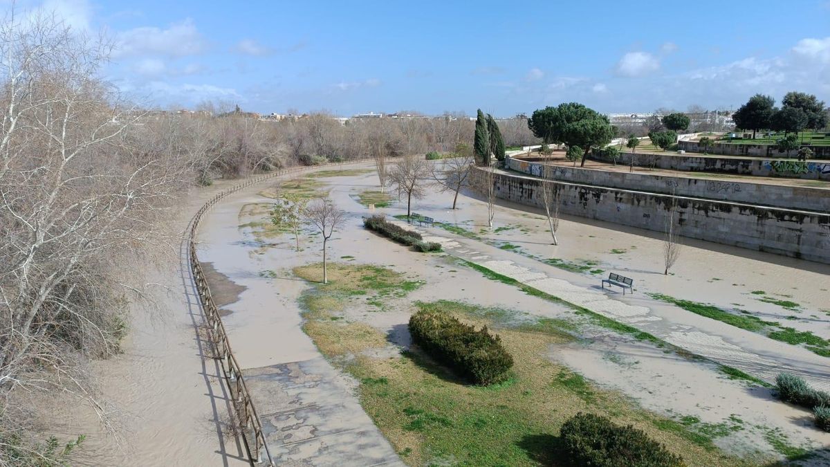 El río Guadalquivir sigue subiendo a su paso por Córdoba