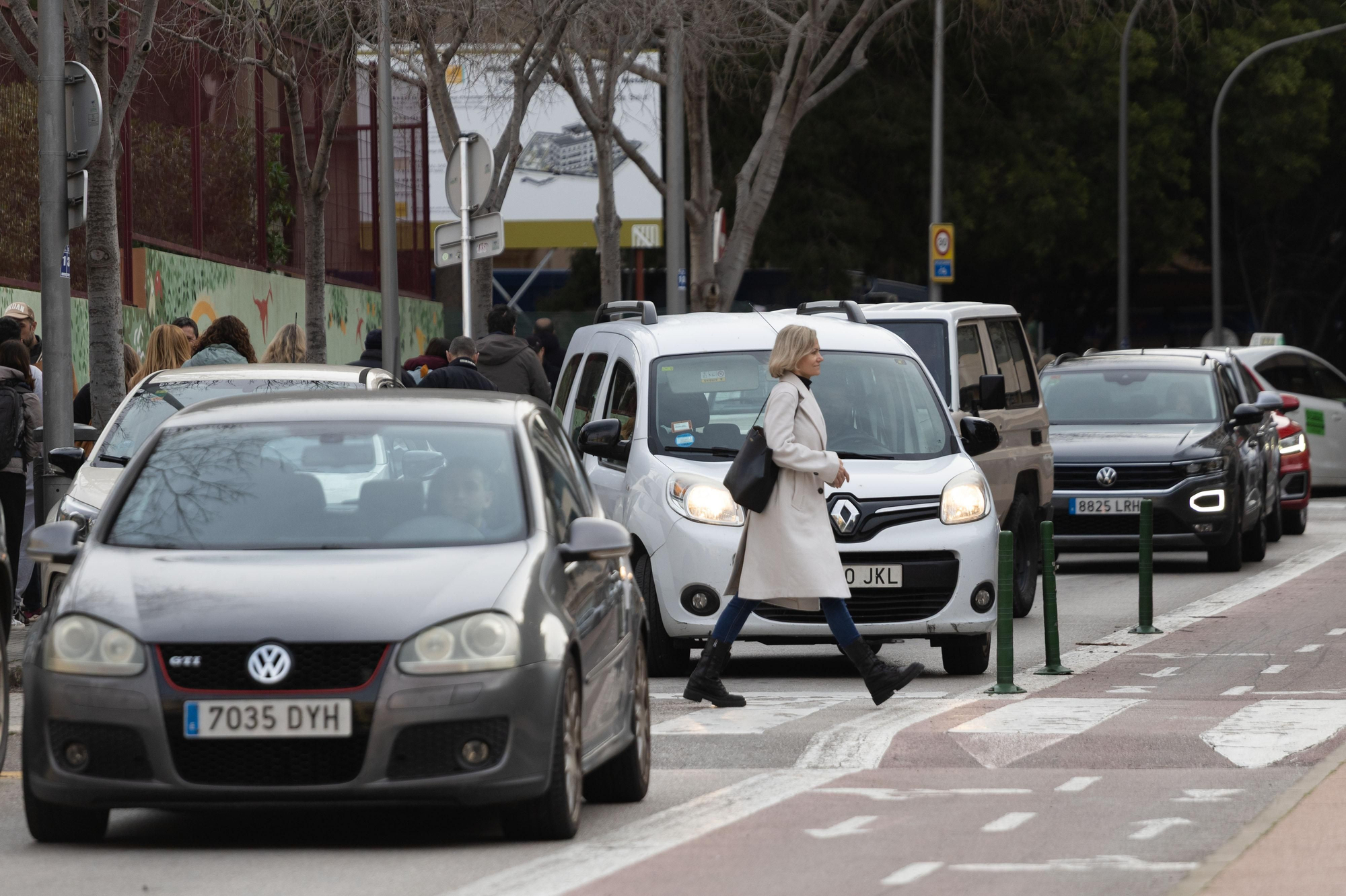 Atasco a las afueras del colegio Aina Moll