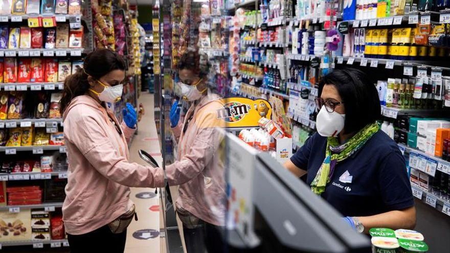 La Xunta entrega a un banco y a una cadena de supermercados los datos de 81.000 gallegos adheridos a un carné público de descuentos