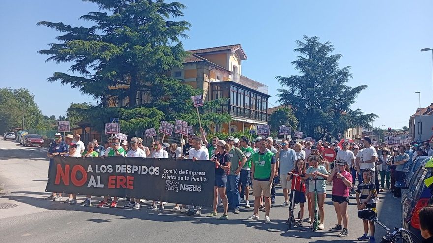 Más de 2.500 personas en Cantabria en contra del ERE en Nestlé: "La Penilla se defiende"