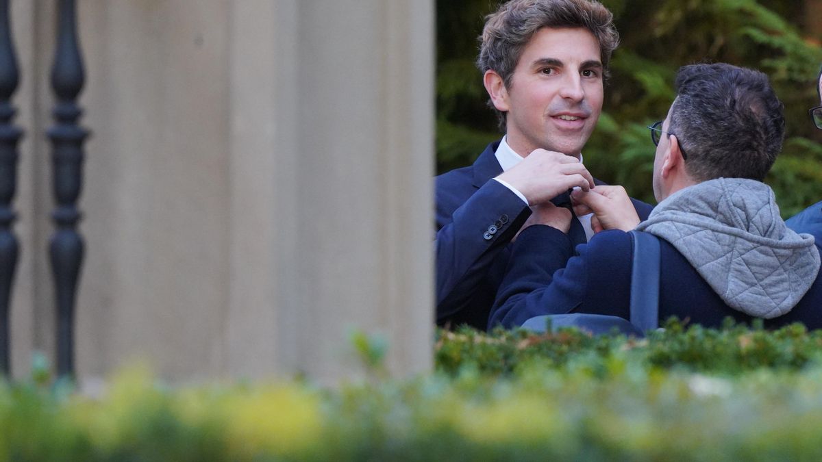 Imanol Lasa, ajustando la corbata de Jon Insausti, en los jardines de Ajuria Enea