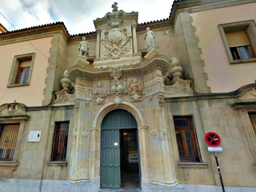 Portada del edificio de la Audiencia Provincial de León, de la antigua Fábrica de Lancetas e Hilos en la Calle Puerta de La Reina (donde el ILC), que fue la del primer colegio de La Milagrosa.