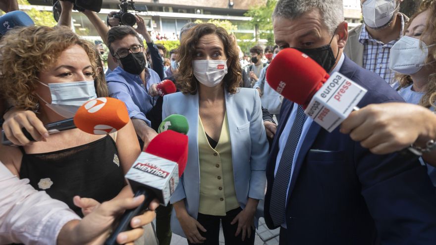 La presidenta de la Comunidad de Madrid, Isabel Díaz Ayuso, ofrece declaraciones a los medios, a su llegada a la sesión de apertura del Título de Experto en Liderazgo y Compromiso Cívico, en la Universidad CEU San Pablo, a 16 de septiembre de 2021, en Mad